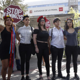 Cinco activistas de Femen, a su llegada al Juzgado de lo Penal número 19 de Madrid, donde se celebra hoy la vista oral contra ellas por irrumpir semidesnudas en una marcha antiabortista el 17 de noviembre de 2013 EFE/Kiko Huesca