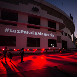 Un grupo de personas visita el Estadio Nacional de Chile, uno de los centros de detención de la dictadura de Augusto Pinochet (1973-1990), durante uno de los actos de conmemoración por el 46º aniversario del golpe de Estado, en Santiago (Ch