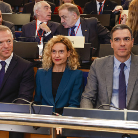 21/11/2022.- El presidente del Gobierno, Pedro Sánchez (d), al inicio de la sesión plenaria de la 68 Asamblea parlamentaria de la OTAN que se celebra en Madrid y en la que participan el secretario general de la OTAN, Jens Stoltenberg, y, po