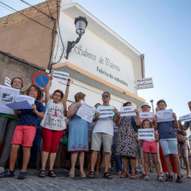 Un millar de vecinos de Paterna de Rivera (Cádiz) concentrados frente a la fábrica de Sabores de Paterna, señalada en la segunda alerta sanitaria abierta por las administraciones por listeriosis, para mostrar su apoyo a la empresa y reivind