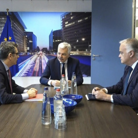 El comisario de Justicia europeo, Didier Reynders (c), ha reunido este miércoles en Bruselas al ministro de Presidencia y Justicia, Félix Bolaños (i), y al vicesecretario de Acción Institucional del PP, Esteban González Pons