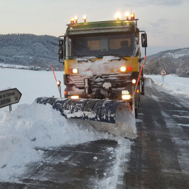 Un camió llevaneus treballa a la carretera a Cardona (Bages), aquest dimarts. Generalitat de Catalunya.