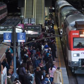 Decenas de personas en un andén de Cercanías en la estación de Atocha, a 5 de enero de 2024, en Madrid.