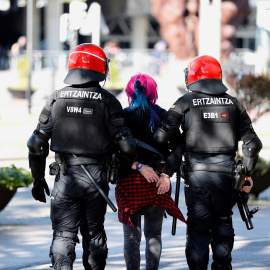 Una de las detenidas por la Ertzaintza en Bilbao. Luis Tejido / EFE