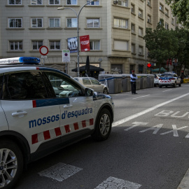 Los Mossos patrullan la zona donde se ha encontrado un cadáver en un contenedor del centro de Barcelona, a 29 de noviembre de 2022, en Barcelona.