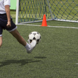 Un niño jugando al fútbol en una imagen de archivo.