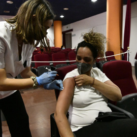 Una mujer recibe la vacuna contra la covid-19, a 23 de junio de 2021, en Ceuta.