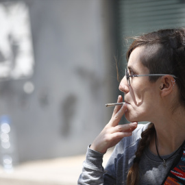 Imagen de archivo de una mujer fumando.