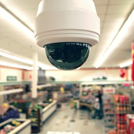 Una cámara de vigilancia en un supermercado.