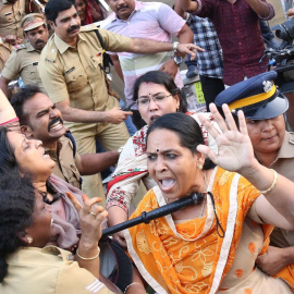 Protestas en el sur de la India después de que dos mujeres entraran, por primera vez, en el templo sagrado hindú de Sabarimala/ EFE