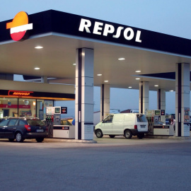 Vista de una estación de servicio de la petrolera española Repsol. EFE