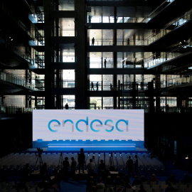 El logo de Endesa desplegado en la sede de la elçéctrica, en Madrid. REUTERS/Andrea Comas