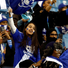 Mujeres asisten a un partido de fútbol en el estadio Rey Fahd de Riad, en Arabia Saudí. / REUTERS