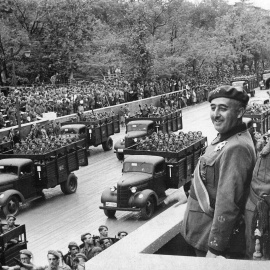 Francisco Franco durante un desfile del Ejército