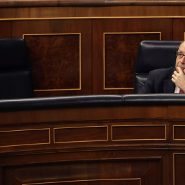 El ministro de Hacienda, Cristóbal Montoro, en el banco azul del Gobierno en el Congreso de los Diputados. EFE/Ballesteros