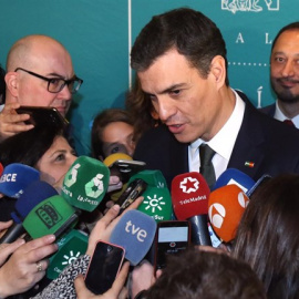 El secretario general del PSOE, Pedro Sánchez, hace declaraciones a los periodistas, en Sevilla, en los actos del 28-F. E.P.