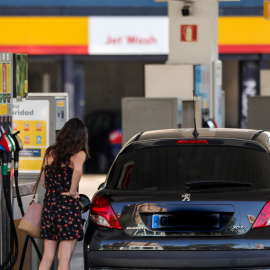 16/08/2019. - Una mujer  echa gasolina en sus coches en una gasolinera de Madrid. / Jesús Hellín Europa Press