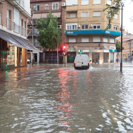 13/09/2019.- Un coche circula esta mañana por la calle Princesa de Murcia, inundada tras las intensas lluvias caídas esta madrugada. EFE/Marcial Guillén