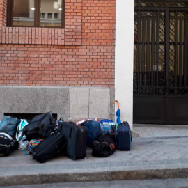 Una de las hijas de la familia desalojada junto a todas sus pertenencias en la puerta del albergue municipal de Alonso Martínez.- @Pavps_Madrid