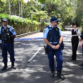 , 03/01/2019.- La policía de Nueva Gales del Sur monta guardia en la escena de un doble apuñalamiento hoy en la sede de la Iglesia de Cienciología en Chatswood, Sídney (Australia). EFE/ Mick Tsikas PROHIBIDO SU USO EN AUSTRALIA Y NUEVA ZELA