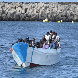 Un cayuco con 107 personas migrantes llega al puerto de La Restinga, en la isla de El Hierro, en Canarias, a 4 de febrero de 2024.