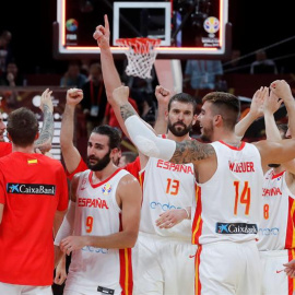 Los jugadores de la selección española celebran la victoria ante Australia por 95-88, después de dos prórrogas. /EFE