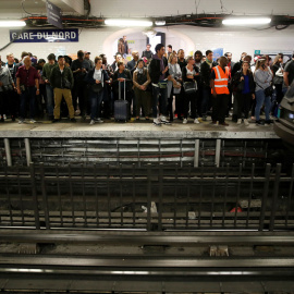 La estación de metro de  Gare du Nord completamente abarrotada por la huelga de transporte que está viviendo París. /REUTERS