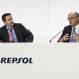 El consejero delegado de Repsol, Josu Jon Imaz, y el presidente de la petrolera, Antonio Brufau, en la junta de accionistas