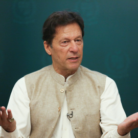 Imagen de archivo del primer ministro de Pakistán, Imran Jan durante una entrevista, en Islamabad. - Reuters