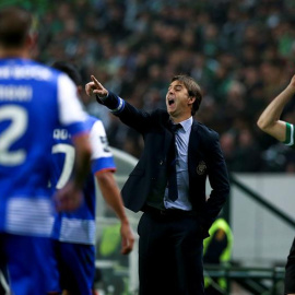 Julen Lopetegui da instrucciones a sus jugadores en el partido contra el Sporting. /EFE