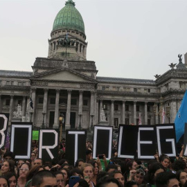 Cientos de personas se manifiestan para pedir el aborto seguro en Buenos Aires hace unos días. EFE/Javier Caamaño