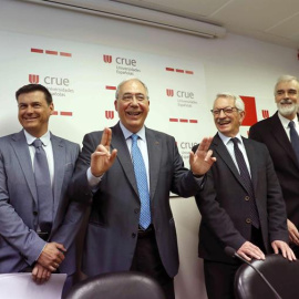 De izquierda a derecha la observadora de la Conferencia de Rectores (CRUE), Carmen Ruiz; el también observador, José Ángel Contreras; el presidente de la CRUE, Roberto Fernández; el presidente, Alejandro Tiana; y el vicepresidente, Julio Lu