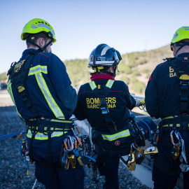 Los bomberos lanzan en tirolina a Papá Noel por la fachada del Hospital Germans Trias para saludar a los pacientes pediátricos, a 19 de diciembre de 2023, en Badalona, Barcelona, Catalunya (España)