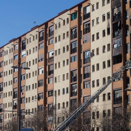 Tres personas han fallecido y varias han resultado heridas en un incendio ocurrido hoy en un edificio de diez plantas en la avenida Marquès de Mont-roig de Badalona (Barcelona) EFE/ Quique García