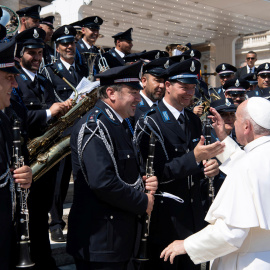 El Papa Francisco la Plaza de San Pedro con miembros de la Policía Penitenciaria.- REUTERS