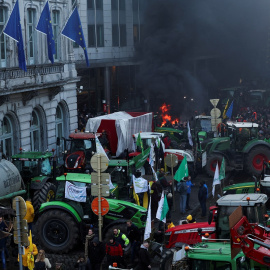 Los agricultores de Bélgica y otros países europeos usan sus tractores para bloquear el Parlamento Europeo, en una protesta por los precios, los impuestos y la regulación ambiental.