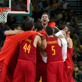 Pau Gasol celebra con sus compañeros la victoria de España ante Australia y el bronce. REUTERS/Shannon Stapleton