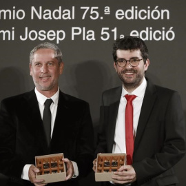 L'escriptor argentí Guillermo Martinez, guanyador del premi Nadal, i l'escriptor Marc Artigau, guanyador del premi Josep Pla EFE/Andreu Dalmau