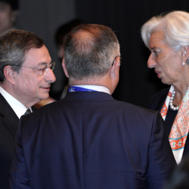 La hasta ahora directora gerente del FMI, francesa Christine Lagarde, conversa con el todavía presidente del BCE, el italiano Mario Draghi, antes de la cumbre de ministros del G-20, en Fukuoka (Japón), el pasado junio. REUTERS/Eugene Hoshik