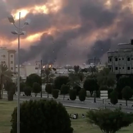 Vista del humos y las llamas tras el incendio en una planta petrolera de Aramco en Abqaiq, Arabia Saudí.- REUTERS