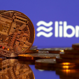 representación de una criptomoneda junto al logo de Libra. REUTERS/Dado Ruvic