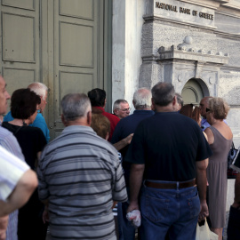 Cola de pensionistas que esperan cobrar su jubilación en una oficina del Banco Nacional de Grecia. REUTERS/Alkis Konstantinidis