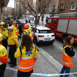 Los Bomberos y los equipos de emergencias trabajan en el edificio derrumbado en Badalona, a 6 de febrero de 2024.