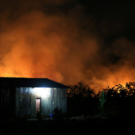 Un incendio arrasa un tramo de selva amazónica cerca de Porto Velho, Brasil.- REUTERS / Bruno Kelly