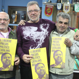 Los hermanos Maxi y Lolo Calero y Domingo Alfonso, amigos y vecinos de Oriol Junqueras y impulsores de la campaña 'Free Junqueras'. M.F.