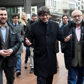 Carles Puigdemont y los ex ministros regionales catalanes Antoni Comin y Lluis Puig en el Parlamento Europeo en Bruselas, en una imagen de archivo. REUTERS / Johanna Geron