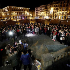 07/01/2019.- Una manifestación convocada por los colectivos feministas Andrea y Lunes Lilas denuncia esta tarde en la capital navarra "la justicia patriarcal" que ha confirmado la libertad provisional para los miembros de La Manada, un caso