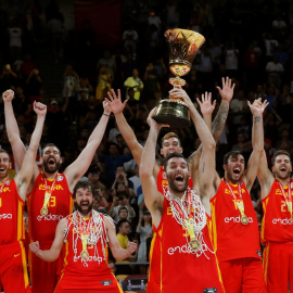 El alero de la selección española de baloncesto Rudy Fernández (c) y sus compañeros. EFE/Juan Carlos Hidalgo