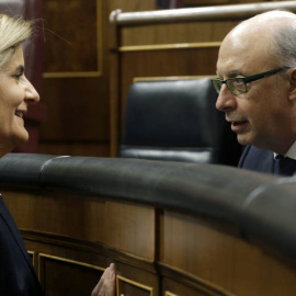 Los ministros de Empleo, Fátima Báñez, y de Hacienda, Cristóbal Montoro, en el Congreso de los Diputados. EFE