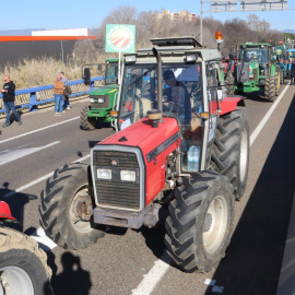 13/02/2024 - Diversos tractors tallen l'A-27 al Port de Tarragona.